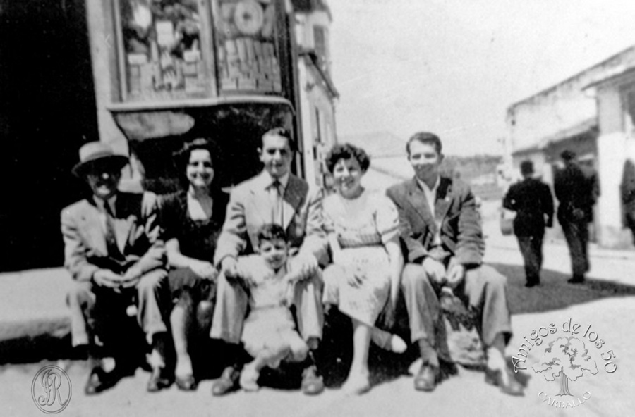 1951 - Delante de la ferretera Antonio Pena